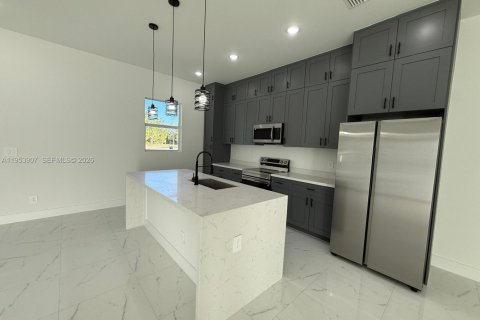 House in Lehigh Acres, Florida 4 bedrooms № 2008052 - photo 13