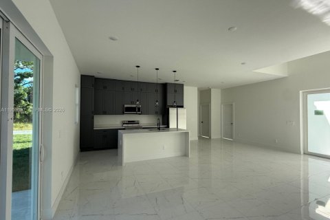 House in Lehigh Acres, Florida 4 bedrooms № 2008052 - photo 15