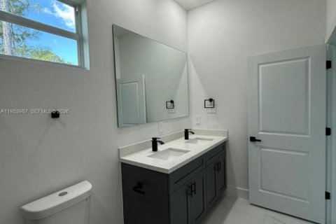 House in Lehigh Acres, Florida 4 bedrooms № 2008052 - photo 20