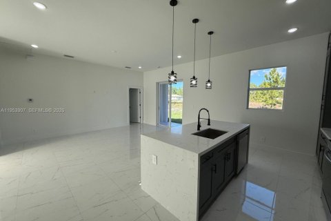 House in Lehigh Acres, Florida 4 bedrooms № 2008052 - photo 14