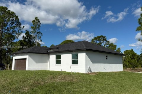 House in Lehigh Acres, Florida 4 bedrooms № 2008052 - photo 3