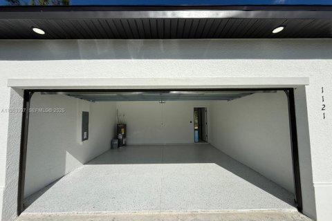 House in Lehigh Acres, Florida 4 bedrooms № 2008052 - photo 5