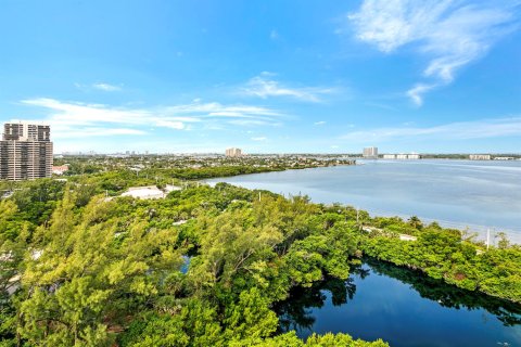 Condo in Riviera Beach, Florida, 2 bedrooms  № 2176407 - photo 8