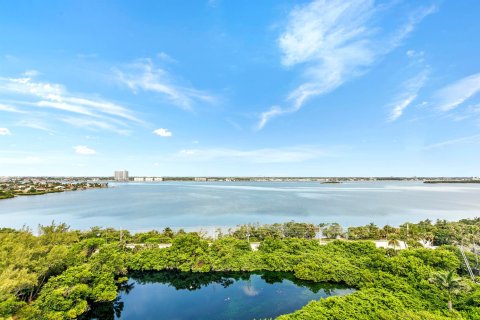 Condo in Riviera Beach, Florida, 2 bedrooms  № 2176407 - photo 11