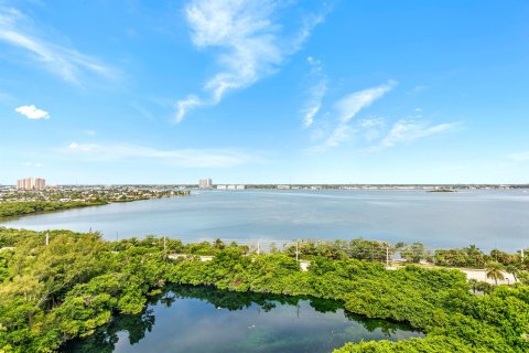 Condo in Riviera Beach, Florida, 2 bedrooms  № 2176407 - photo 26