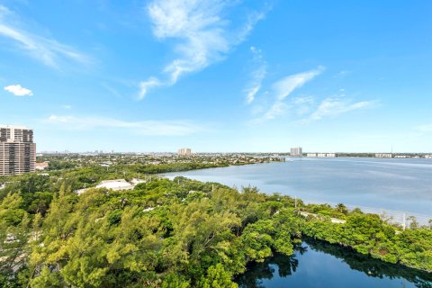Condo in Riviera Beach, Florida, 2 bedrooms  № 2176407 - photo 12