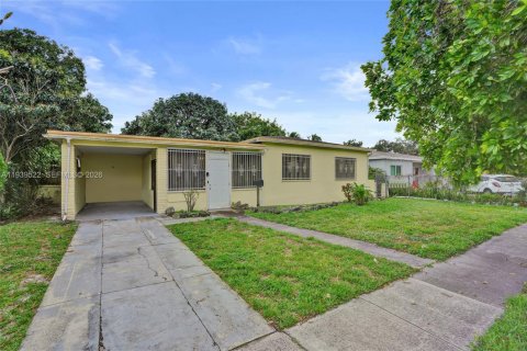 Villa ou maison à vendre à North Miami Beach, Floride: 3 chambres, 153.85 m2 № 1999139 - photo 2