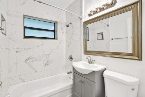 Villa ou maison à vendre à North Miami Beach, Floride: 3 chambres, 153.85 m2 № 1999139 - photo 11