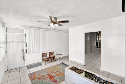 Villa ou maison à vendre à North Miami Beach, Floride: 3 chambres, 153.85 m2 № 1999139 - photo 7