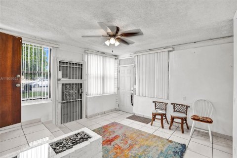 Villa ou maison à vendre à North Miami Beach, Floride: 3 chambres, 153.85 m2 № 1999139 - photo 5