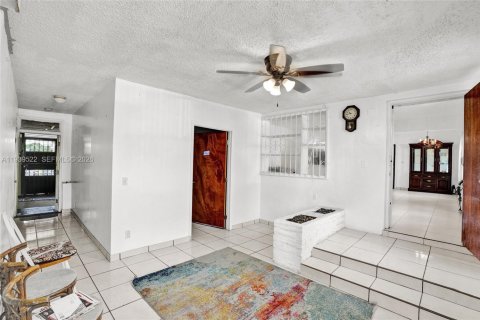 Villa ou maison à vendre à North Miami Beach, Floride: 3 chambres, 153.85 m2 № 1999139 - photo 3