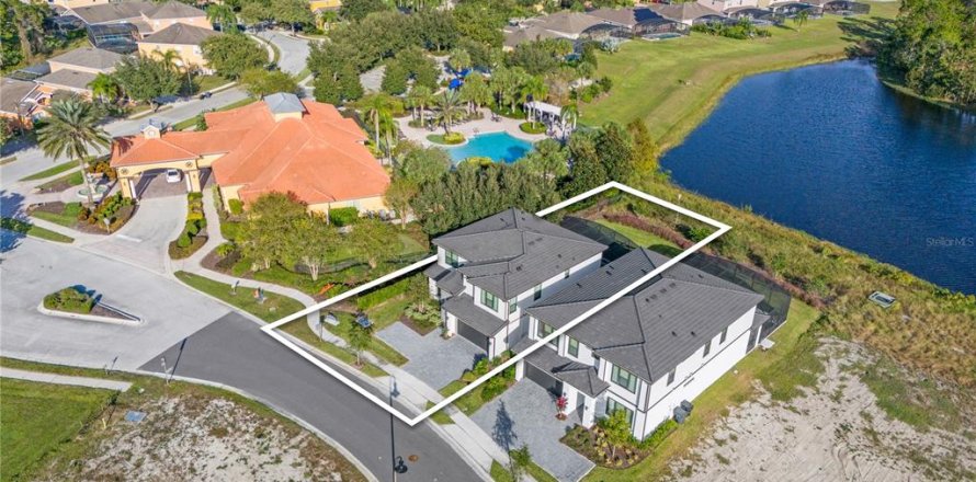 House in Davenport, Florida 5 bedrooms, 295.62 sq.m. № 2214631