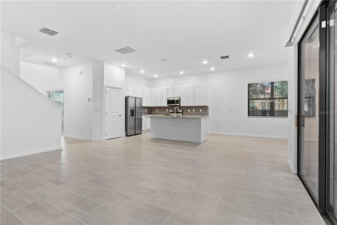 House in Davenport, Florida 5 bedrooms, 295.62 sq.m. № 2214631 - photo 15