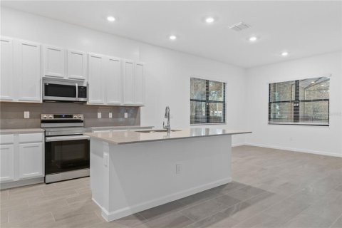 House in Davenport, Florida 5 bedrooms, 295.62 sq.m. № 2214631 - photo 5