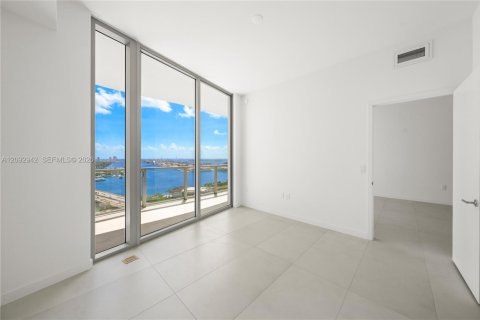 Condo in Miami, Florida, 2 bedrooms  № 2387195 - photo 12
