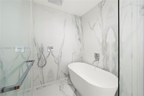 Condo in Miami, Florida, 2 bedrooms  № 2387195 - photo 9