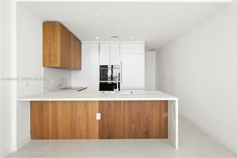Condo in Miami, Florida, 2 bedrooms  № 2387195 - photo 3