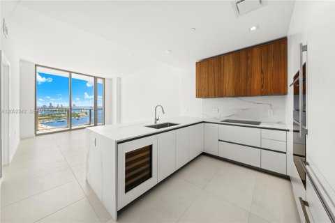 Condo in Miami, Florida, 2 bedrooms  № 2387195 - photo 2
