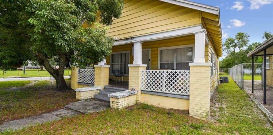 House in Tampa, Florida 3 bedrooms, 129.23 sq.m. № 2166138