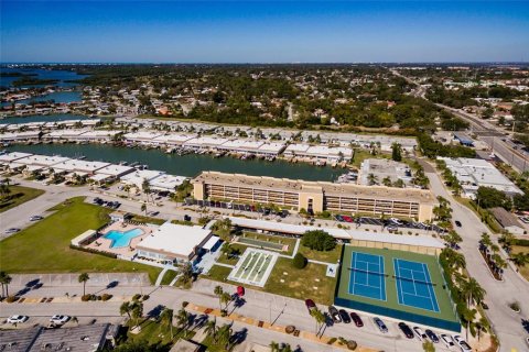 Condo à Saint Petersburg, Floride, 2 chambres № 2234417