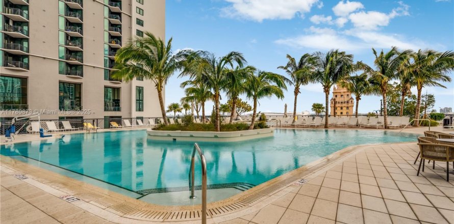 Estudio en el Condominio en Miami, Florida  № 2060055