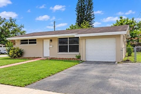 House in Sunrise, Florida 2 bedrooms, 147.9 sq.m. № 2430150