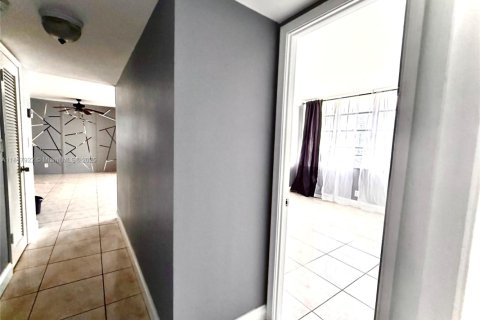 Купить кондоминиум в Халландейл-Бич, Флорида 2 спальни, 109.25м2, № 1934154 - фото 8