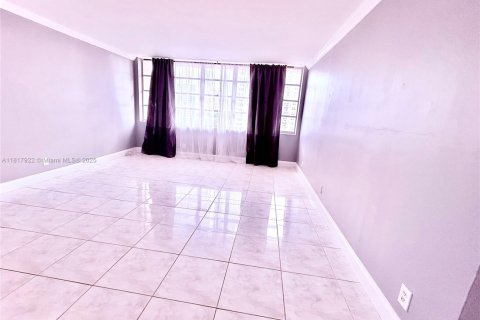 Купить кондоминиум в Халландейл-Бич, Флорида 2 спальни, 109.25м2, № 1934154 - фото 13