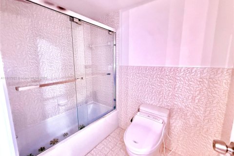 Купить кондоминиум в Халландейл-Бич, Флорида 2 спальни, 109.25м2, № 1934154 - фото 19