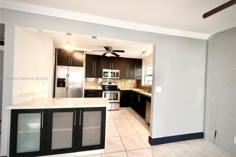 Купить кондоминиум в Халландейл-Бич, Флорида 2 спальни, 109.25м2, № 1934154 - фото 3