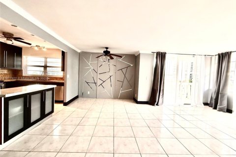Купить кондоминиум в Халландейл-Бич, Флорида 2 спальни, 109.25м2, № 1934154 - фото 4