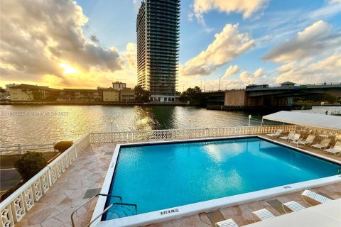 Купить кондоминиум в Халландейл-Бич, Флорида 2 спальни, 109.25м2, № 1934154 - фото 20