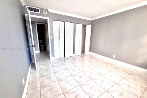 Купить кондоминиум в Халландейл-Бич, Флорида 2 спальни, 109.25м2, № 1934154 - фото 10