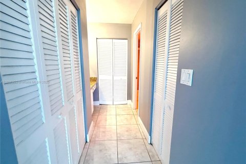 Купить кондоминиум в Халландейл-Бич, Флорида 2 спальни, 109.25м2, № 1934154 - фото 17