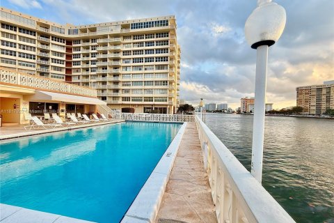 Купить кондоминиум в Халландейл-Бич, Флорида 2 спальни, 109.25м2, № 1934154 - фото 1