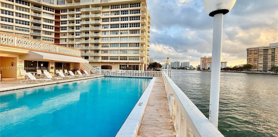 Condo à Hallandale Beach, Floride, 2 chambres № 1934154