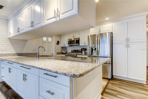 House in Clearwater, Florida 4 bedrooms, 211.54 sq.m. № 2100652 - photo 18