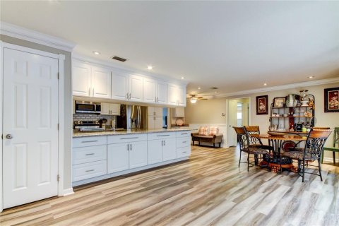 House in Clearwater, Florida 4 bedrooms, 211.54 sq.m. № 2100652 - photo 30