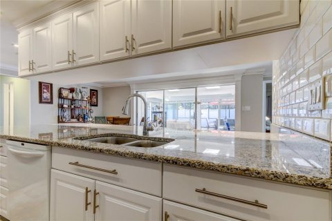 House in Clearwater, Florida 4 bedrooms, 211.54 sq.m. № 2100652 - photo 16