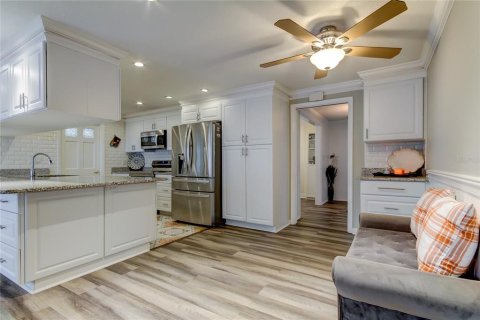 House in Clearwater, Florida 4 bedrooms, 211.54 sq.m. № 2100652 - photo 12