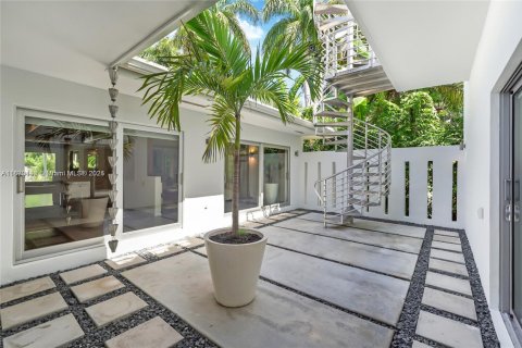 Villa ou maison à louer à Miami, Floride: 5 chambres, 507.71 m2 № 2025729 - photo 5