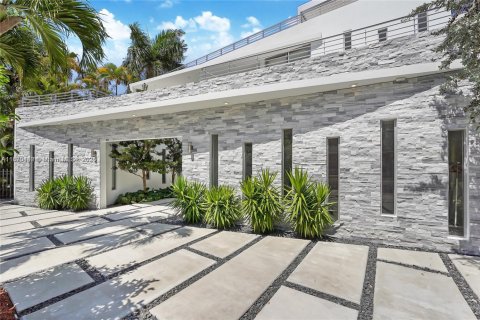 Villa ou maison à louer à Miami, Floride: 5 chambres, 507.71 m2 № 2025729 - photo 2