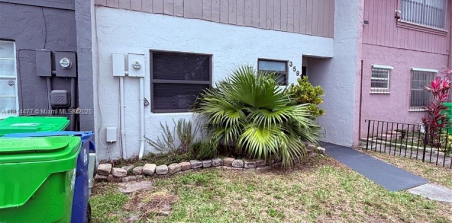 Townhouse in Sunrise, Florida 2 bedrooms, 132.94 sq.m. № 1874419