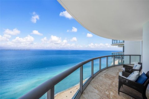 Condo in Miami Beach, Florida, 2 bedrooms № 1959200 - photo 1