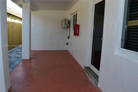 Снять в аренду квартиру в Халландейл-Бич, Флорида 2 спальни, 78.97м2, № 1964350 - фото 3