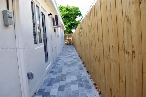 Снять в аренду квартиру в Халландейл-Бич, Флорида 2 спальни, 78.97м2, № 1964350 - фото 23