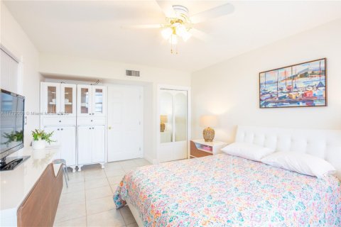 Condo in Hollywood, Florida, 2 bedrooms  № 1593632 - photo 18