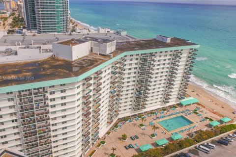 Condo in Hollywood, Florida, 2 bedrooms  № 1593632 - photo 24