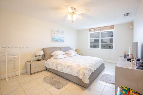 Copropriété à vendre à Hollywood, Floride: 2 chambres, 112.41 m2 № 1593632 - photo 13