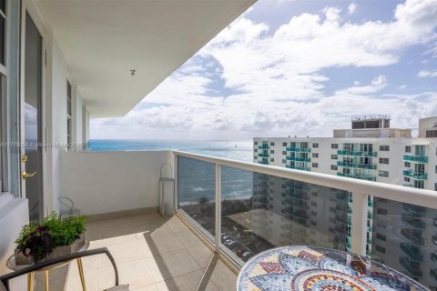Condo in Hollywood, Florida, 2 bedrooms  № 1593632 - photo 1
